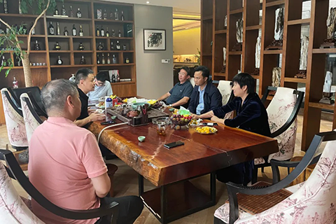 廣西壯族自治區(qū)崇左市林業(yè)局黨組書記、局長甘增寶一行人蒞臨水墨江南就有關(guān)投資環(huán)境及投資事宜進行了洽談